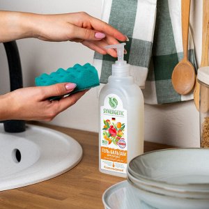 Биоразлагаемый гель-бальзам для мытья посуды и детских игрушек SYNERGETIC «Сочный гранат и абрикос», гипоаллергенный 0,5л