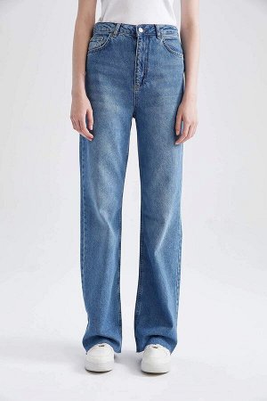 Широкие джинсовые брюки с высокой талией в стиле 90-х годов