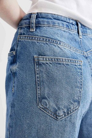 Широкие джинсовые брюки с высокой талией в стиле 90-х годов