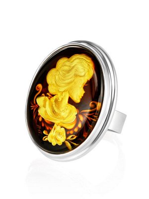 Эффектное кольцо из серебра и натурального янтаря с резьбой «Элинор»