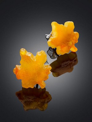 Изящные маленькие серьги из янтаря на замочках-гвоздиках «Кленовый листочек»