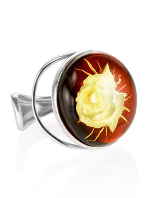 Красивое эффектное кольцо из серебра и янтаря с резьбой «Элинор»