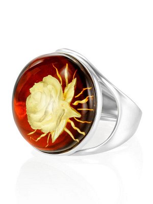 Красивое эффектное кольцо из серебра и янтаря с резьбой «Элинор»