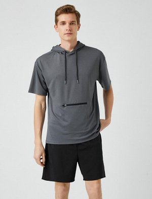 Спортивная футболка с капюшоном и карманами