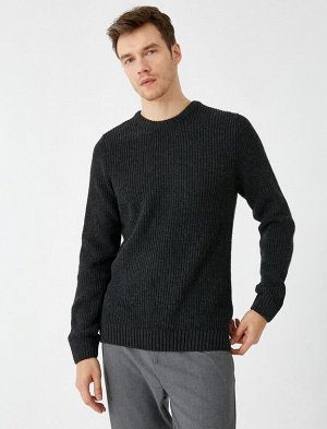 Трикотажный свитер с круглым вырезом и содержанием шерсти
