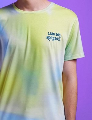 Цветная футболка со слоганом