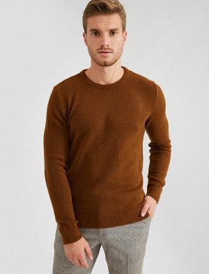 Трикотажный свитер с круглым вырезом и длинными рукавами