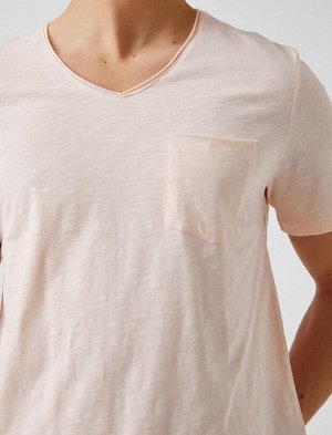 Базовая футболка стандартного кроя с V-образным вырезом