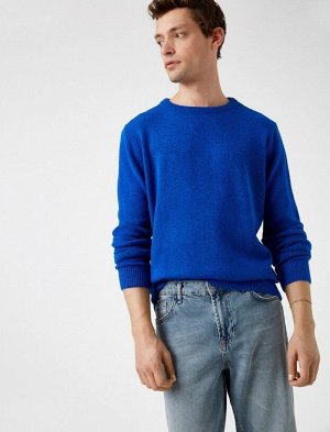 Трикотажный свитер с круглым вырезом и длинными рукавами