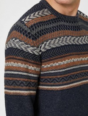 Приталенный трикотажный свитер с круглым вырезом и узором