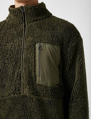 Плюшевое пальто с воротником-стойкой и карманом на молнии