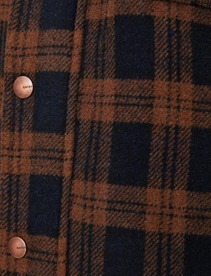 Пальто с клетчатым карманом и воротником-рубашкой из шерпы