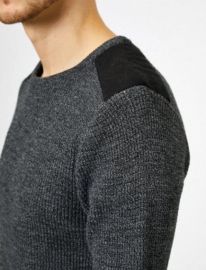 Трикотажный свитер с открытыми плечами