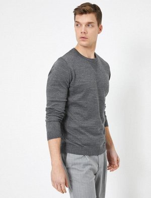 Приталенный трикотажный свитер с круглым вырезом и длинными рукавами
