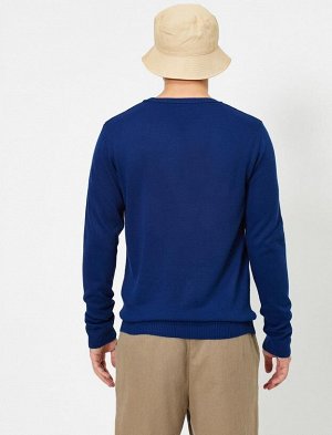Приталенный трикотажный свитер с круглым вырезом и длинными рукавами