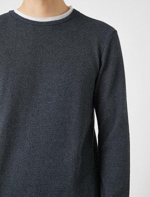 Классический свитер с длинными рукавами и круглым вырезом