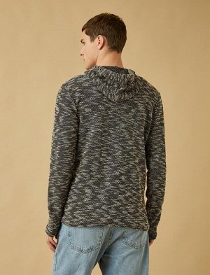 Серый свитер с капюшоном