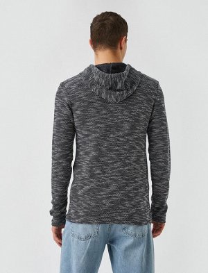 Серый свитер с капюшоном