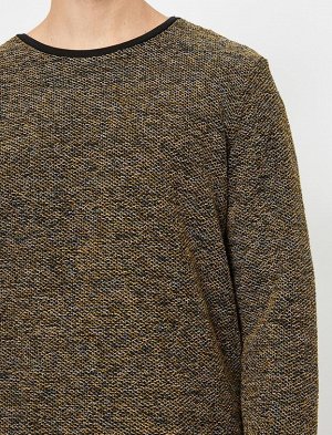 Сезонный свитер узкого кроя с круглым вырезом