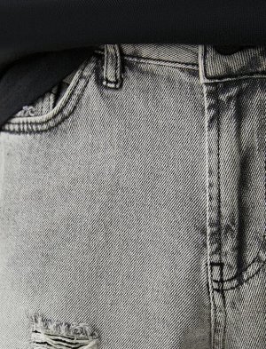 Потертые джинсовые шорты