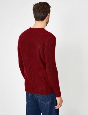 Мягкий приталенный трикотажный свитер с круглым вырезом