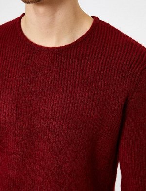Мягкий приталенный трикотажный свитер с круглым вырезом