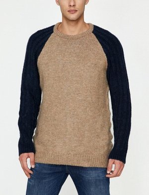 Трикотажный свитер с рукавами и деталями