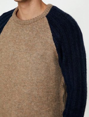Трикотажный свитер с рукавами и деталями