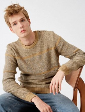 Полосатый вязаный свитер с круглым вырезом и длинными рукавами