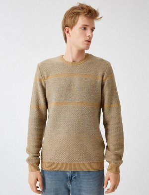 Полосатый вязаный свитер с круглым вырезом и длинными рукавами