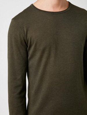 Базовый трикотажный свитер с длинными рукавами и круглым вырезом