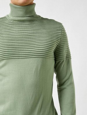 Полосатый свитер с высоким воротником