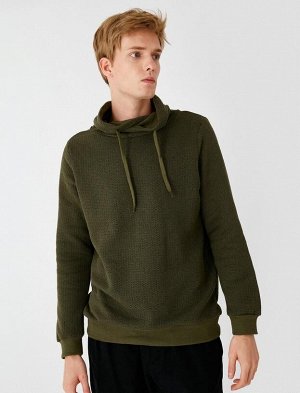 Приталенный свитер с длинными рукавами и воротником-стойкой