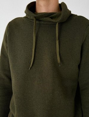 Приталенный свитер с длинными рукавами и воротником-стойкой