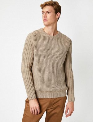 Тонкий трикотажный свитер с круглым вырезом