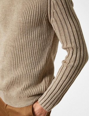 Тонкий трикотажный свитер с круглым вырезом