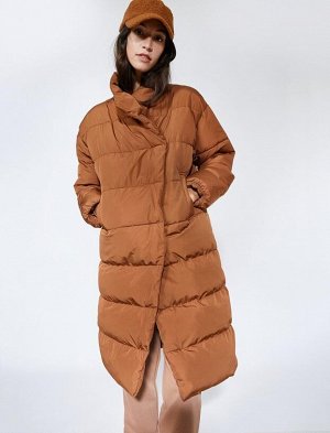 Длинное надувное пальто с воротником-стойкой и застежкой-молнией