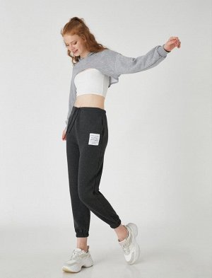 Деталь этикетки спортивных штанов Jogger