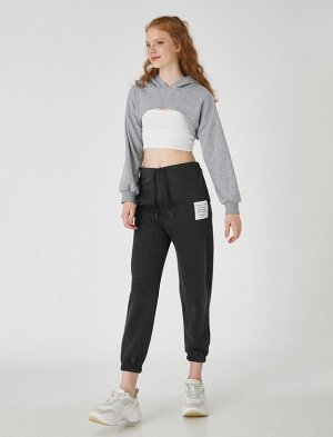 Деталь этикетки спортивных штанов Jogger