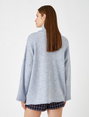 Вязаный свитер с высоким воротником