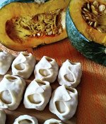 Манты с тыквой и луком