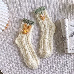 Носки женские утепленные с объемным дизайном "Кролик и морковка", цвет молочный
