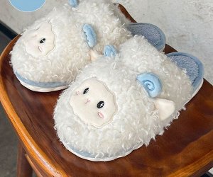 Тапочки домашние женские плюшевые в милом дизайне "Пушистая овечка", цвет молочный