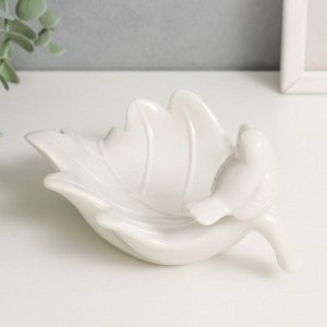 Сувенир керамика подставка "Птичка на кедровом листике" белый 16,5х10,5х8,5 см