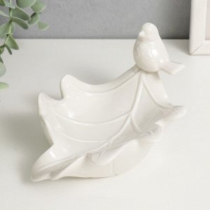 Сувенир керамика подставка "Птичка на кедровом листике" белый 16,5х10,5х8,5 см