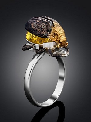 Необычное кольцо из серебра и натурального балтийского янтаря лимонного цвета «Скарабей»