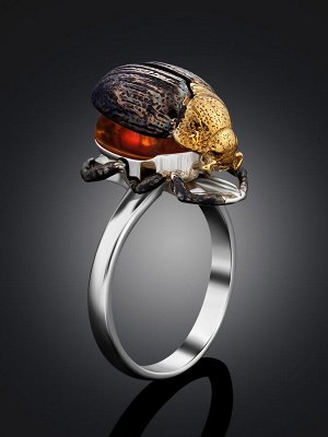 Стильное кольцо «Скарабей» из серебра и натурального балтийского коньячного янтаря