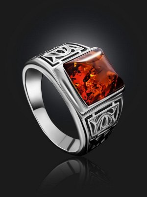 Серебряный перстень со вставкой из янтаря коньячного цвета «Цезарь»
