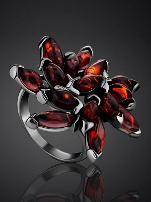 Нарядное кольцо из серебра с натуральным балтийским янтарём вишнёвого цвета «Комета»