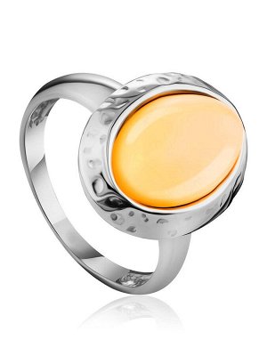 Кольцо из янтаря медового цвета овальной формы в серебряном обрамлении «Камея»